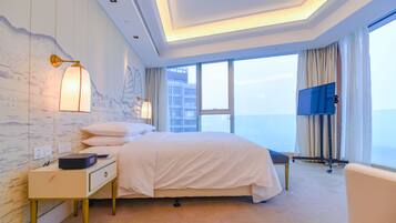 Deluxe Suite Twin | Free minibar items, in-room safe, desk, blackout drapes