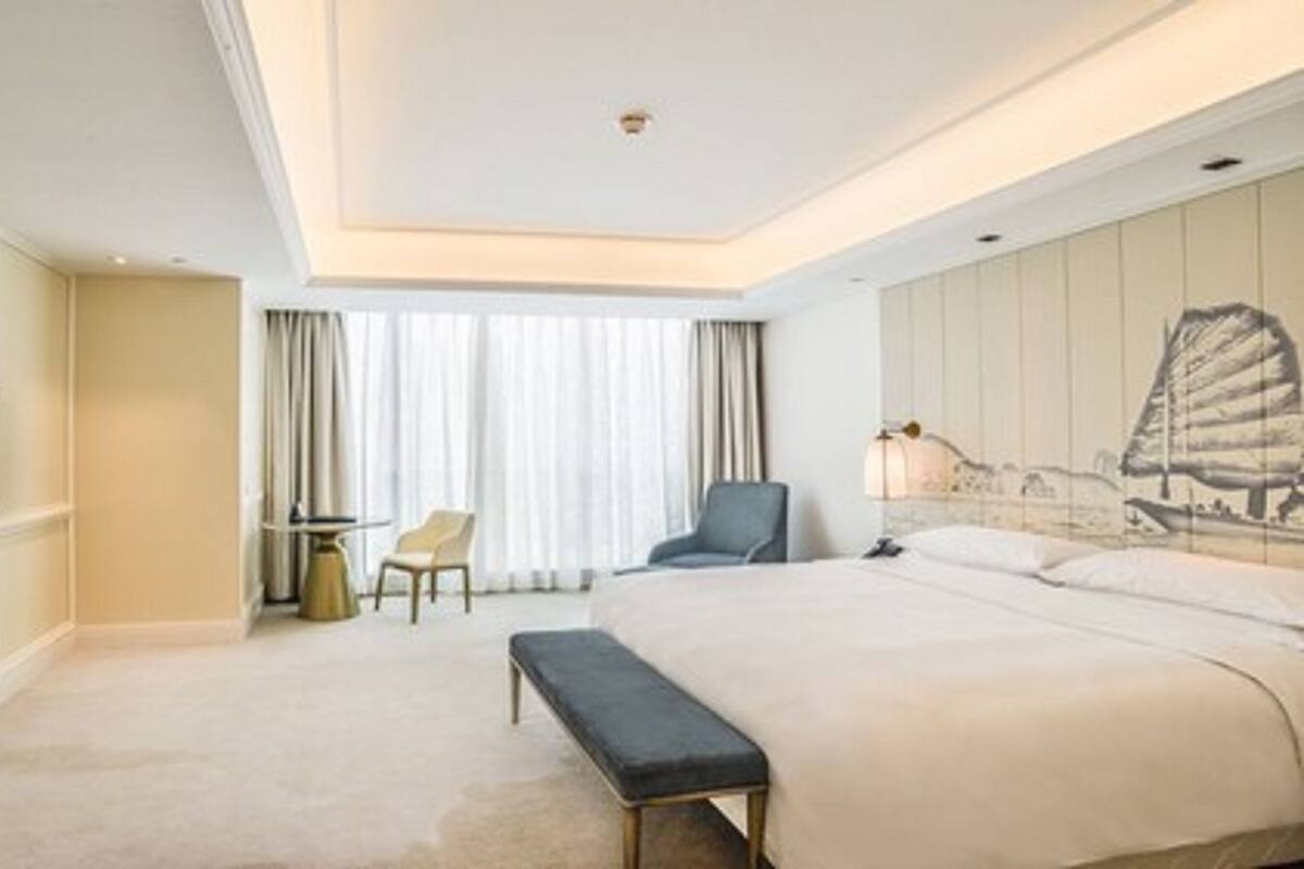 مأكولات ومشروبات مجانية في الميني بار وخزنة داخل الغرفة ومكتب