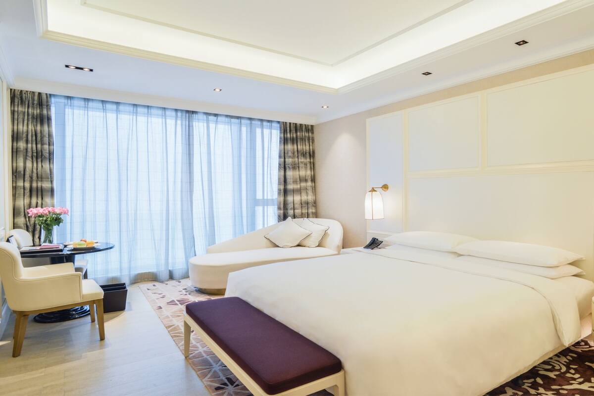 مأكولات ومشروبات مجانية في الميني بار وخزنة داخل الغرفة ومكتب