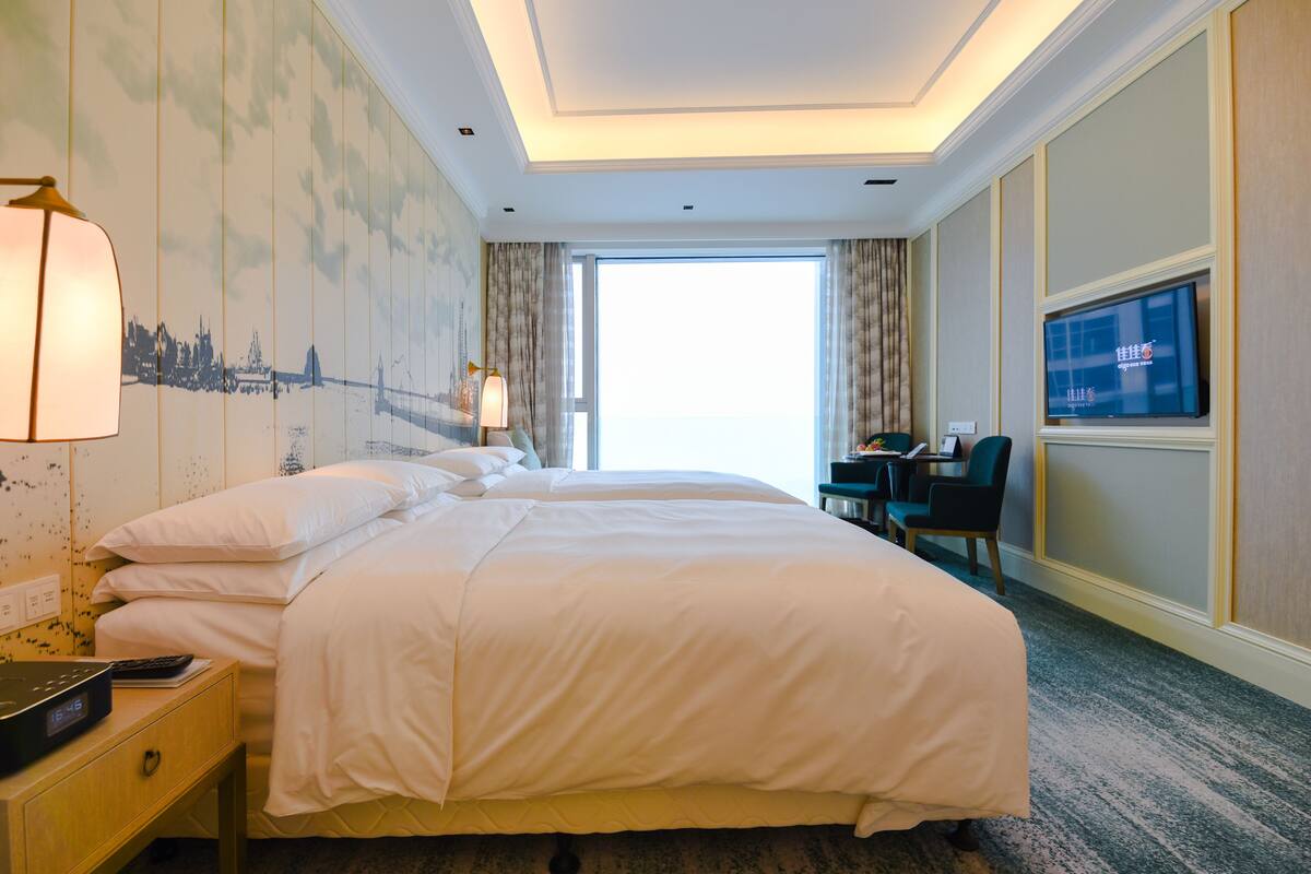 مأكولات ومشروبات مجانية في الميني بار وخزنة داخل الغرفة ومكتب