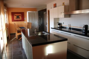 House, 3 Bedrooms, Private Pool | Private kitchen | Cookware/dishes/utensils - Hostal Burgalés (Milagro)