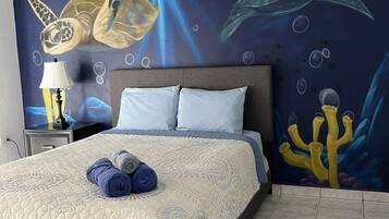 3 dormitorios, caja fuerte, escritorio y tabla de planchar con plancha