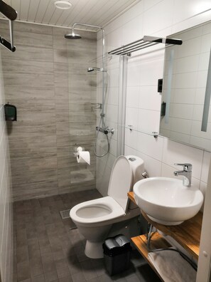 Double Room | Bathroom | Shower, free toiletries, hair dryer, towels - Hotelli Ujevaara (Inari)