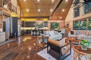 Smart TV, fireplace, stereo