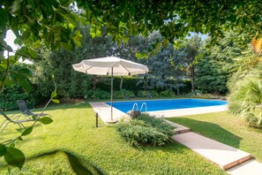Una piscina al aire libre de temporada