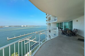 Outdoor dining - MILLION DOLLAR VIEW @CARIBE, WATER VIEWS ALL AROUND, TONS OF FAMILY AMENITIES (Orange Beach)