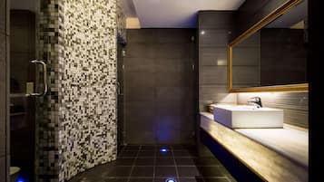 Bathtub dan shower terpisah dan bathtub dengan aliran air