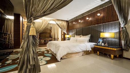 Escritorio, cortinas blackout, wifi gratis y ropa de cama