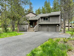 Exterior - NEW Mountain Home at the Deschutes River,Bikes,Game Room,Hot Tub,AC,SHARC Passes (Bend)
