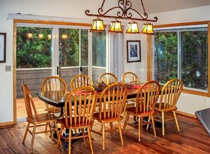 Dining - NEW Mountain Home at the Deschutes River,Bikes,Game Room,Hot Tub,AC,SHARC Passes (Bend)