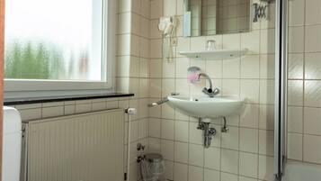 Single Room | Bathroom | Shower, hair dryer, towels, shampoo