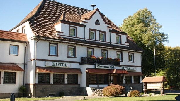 A two-story building with a sign indicating it is a hotel and restaurant. - Hotel Stockumer Hof (Werne)