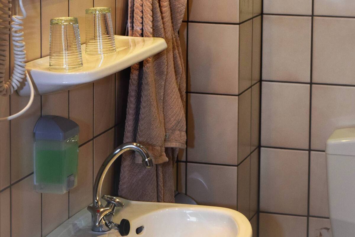 Zweibettzimmer | Waschbecken im Bad