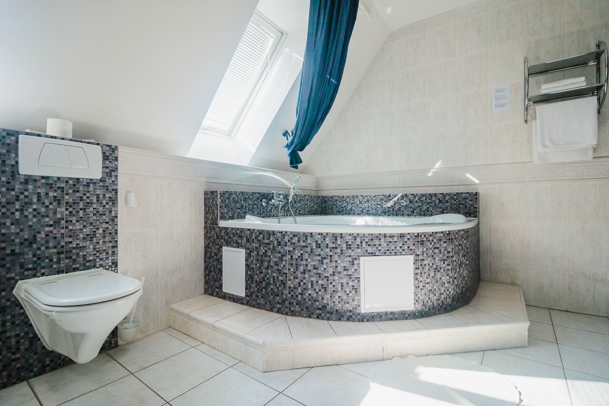 Duplex, 1 Queen Bed | Bathroom | Free toiletries
