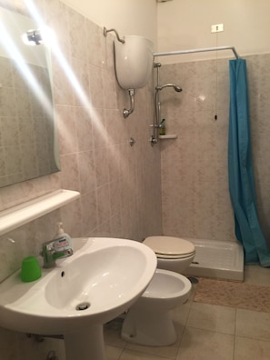 A bathroom with a sink, toilet, and shower. - Bed and Breakfast Elisa (Sonnino)
