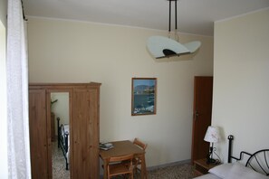 Individually decorated, individually furnished, desk, rollaway beds - Bed and Breakfast Elisa (Sonnino)