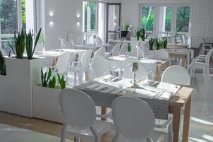 供应早餐、午餐和晚餐，国际美食