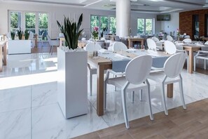 Café da manhã, almoço e jantar; culinária internacional 