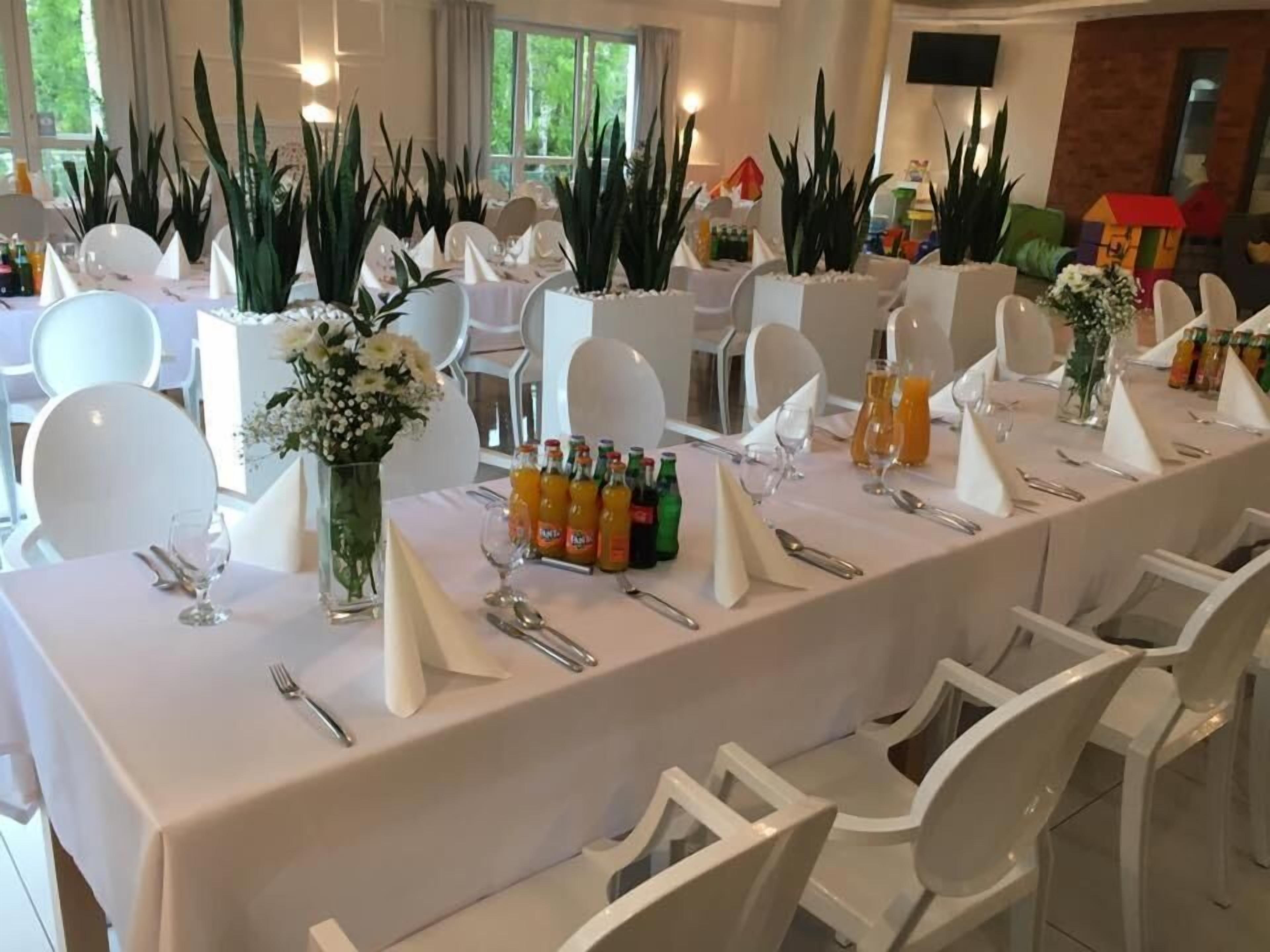 breakfast, lunch, dinner served; international cuisine