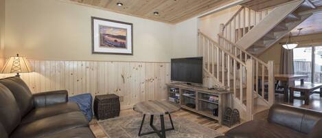 Een flatscreentelevisie en een open haard