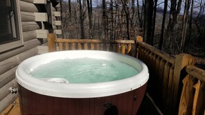 Outdoor spa tub - Crazy Wolf is a cozy 2 bedroom cabin close to the heart of Maggie Valley, Htub (Maggie Valley)