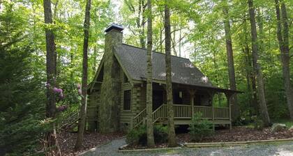Crazy Wolf is a cozy 2 bedroom cabin close to the heart of Maggie Valley, Htub