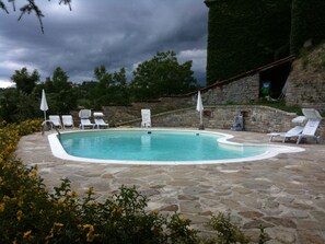 Piscine extérieure (ouverte en saison), chaises longues