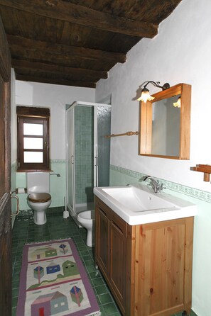 Appartement, 2 chambres | Salle de bain | Douche, articles de toilette gratuits, sèche-cheveux, bidet