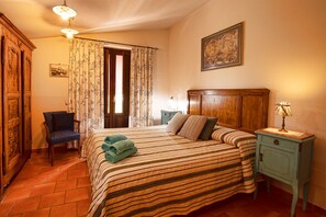 Deluxe Room, 1 Bedroom | Peralatan tempat tidur premium, peti besi dalam bilik 