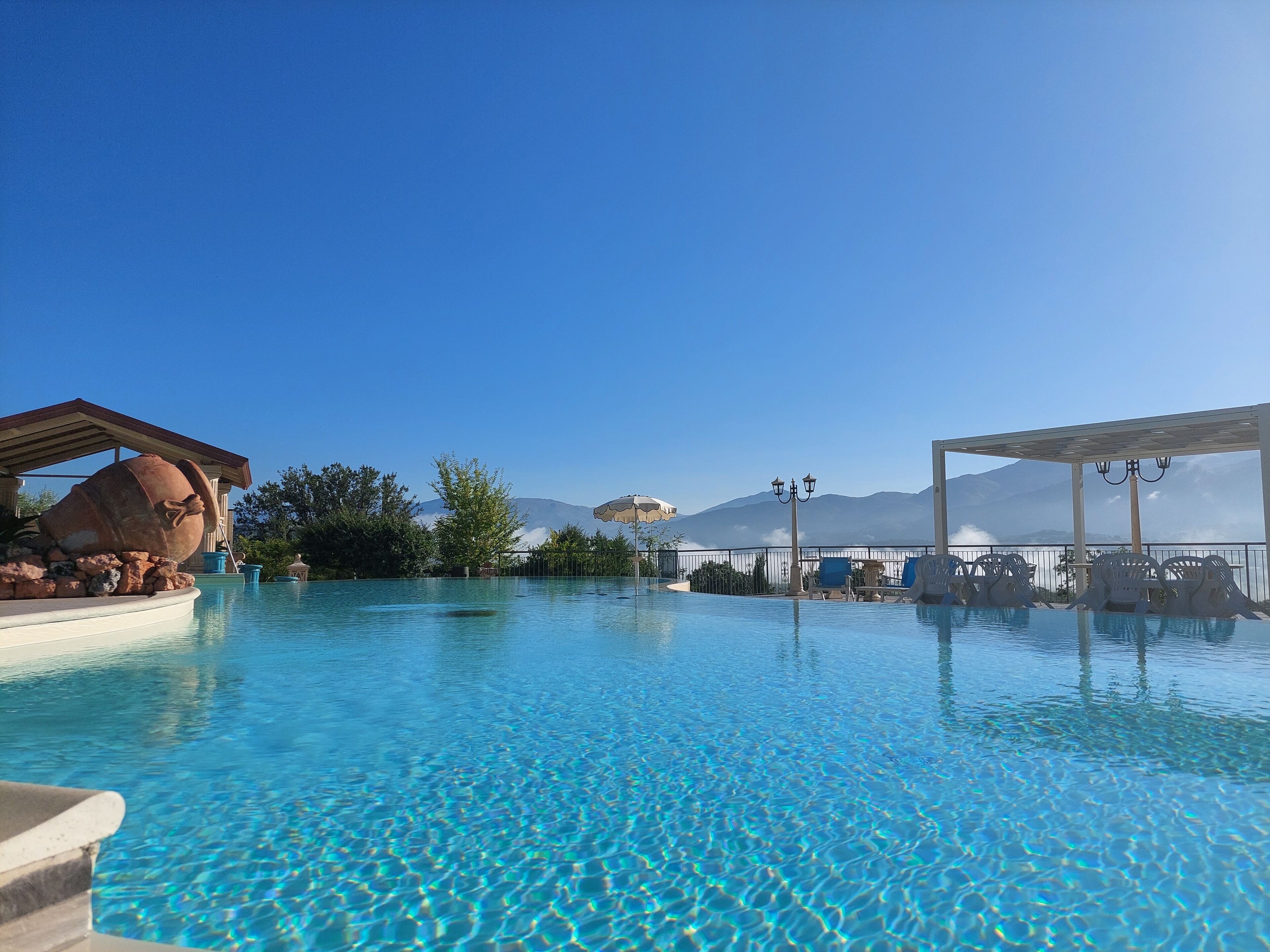 Piscina all'aperto, ombrelloni da piscina, lettini