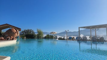 Piscina all'aperto, ombrelloni da piscina, lettini