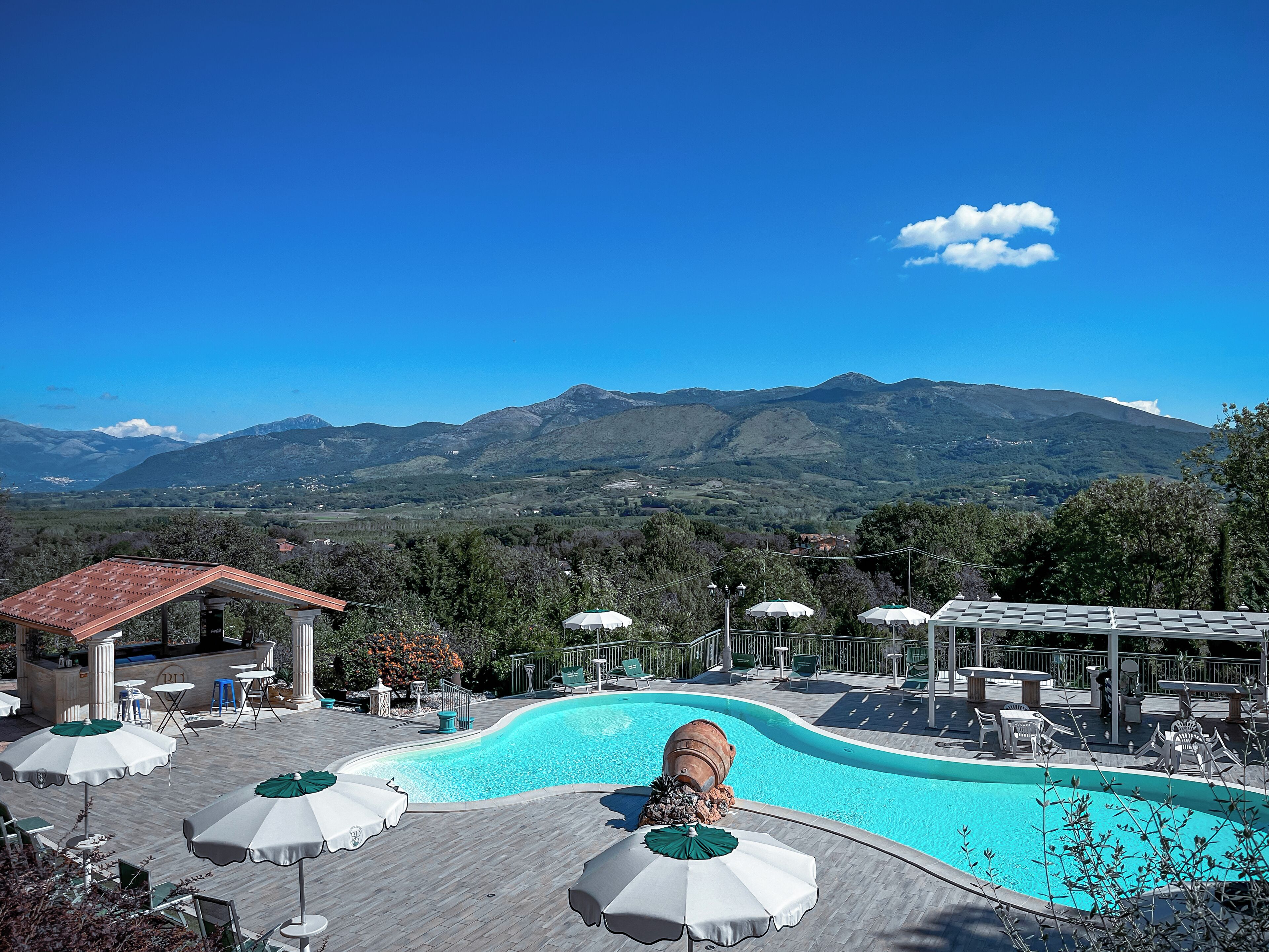 Piscina all'aperto, ombrelloni da piscina, lettini