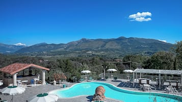 Außenpool, geöffnet von 09:00 Uhr bis 19:30 Uhr, Sonnenschirme