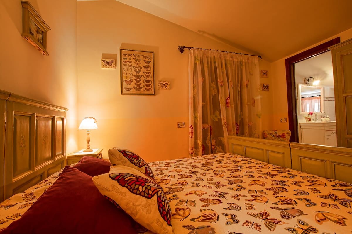 Double Room | Premium bedding, in-room safe, blackout drapes, iron/ironing board