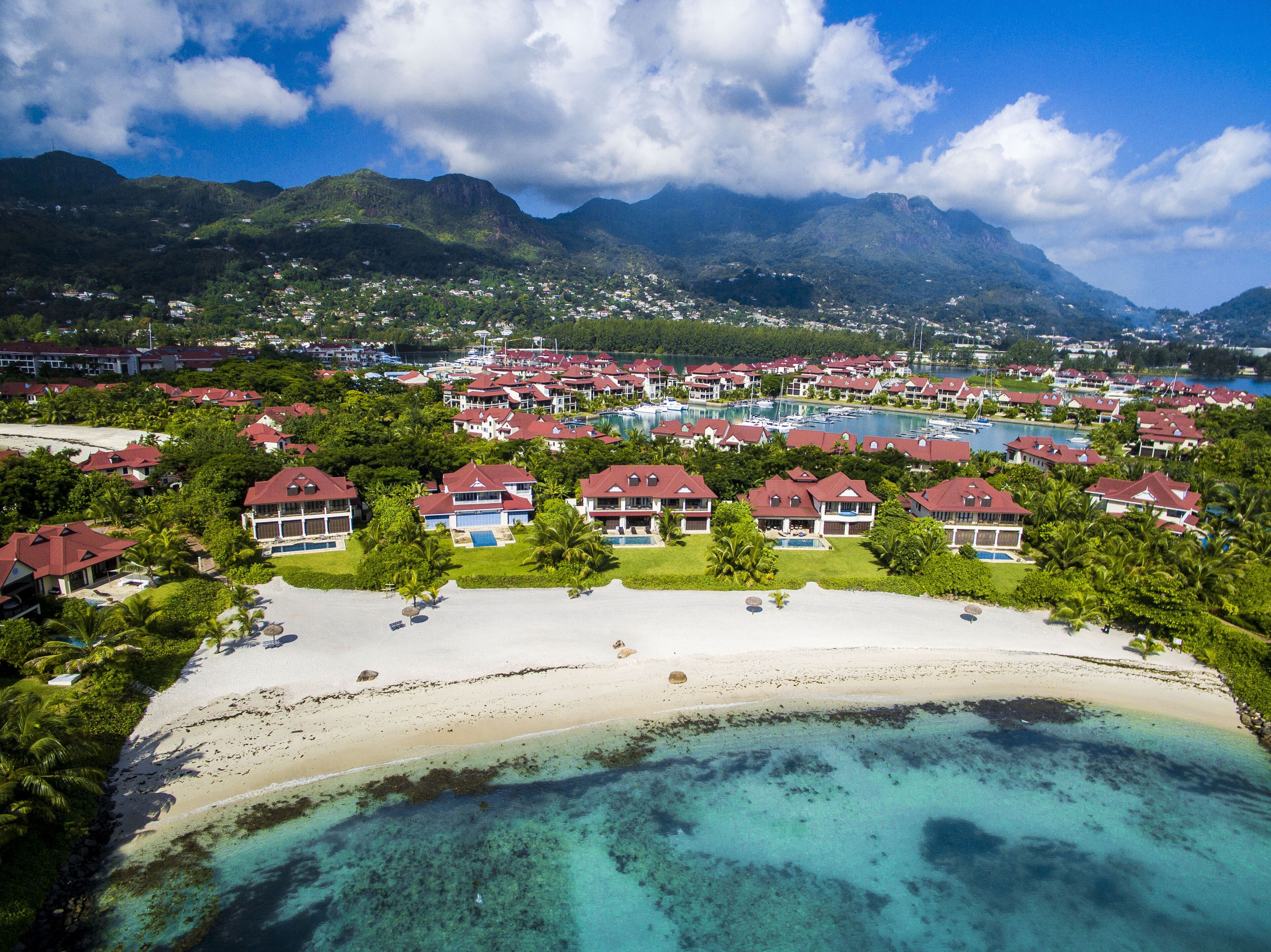 Chaises longues, serviettes de plage