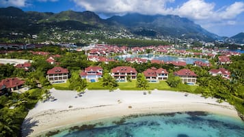 Chaises longues, serviettes de plage