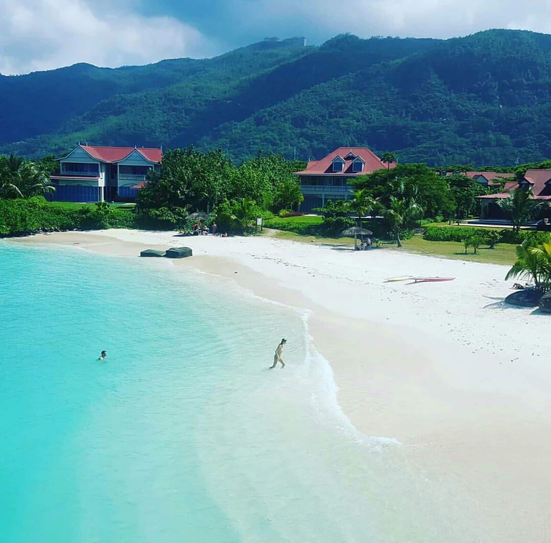 沙滩椅、沙滩毛巾