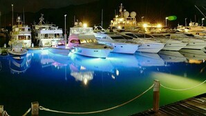 Eine Marina bei Nacht mit mehreren dort vertäuten Yachten.