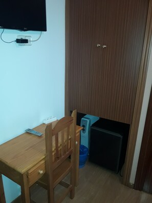 Tabla de planchar con plancha, wifi gratis y ropa de cama 