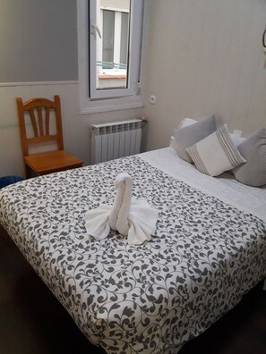 Standard Double Room | Iron/ironing board, free WiFi, bed sheets - Hostal New go Inn (Madrid)