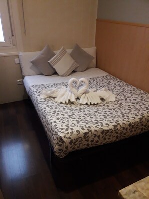 Double Room (pequeña) | Iron/ironing board, free WiFi, bed sheets - Hostal New go Inn (Madrid)