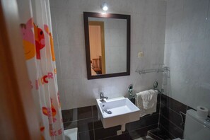Shower, hair dryer, towels, soap - Hostal New go Inn (Madrid)
