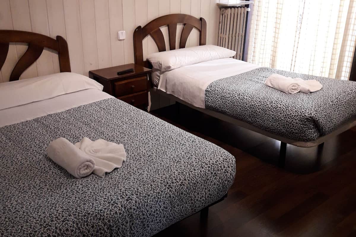 Dubbelrum (matrimonial con cama supletoria) | Strykjärn/strykbräda, gratis wi-fi och sängkläder