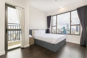 Appartamento Comfort, 3 camere da letto, 2 bagni, piano elevato | Con stile personalizzato, con arredamento individuale, una scrivania