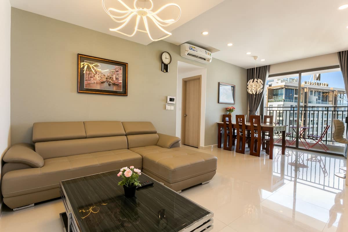 Apartamento conforto, 3 quartos, vista para a cidade, na torre | Sala de estar | TV LCD