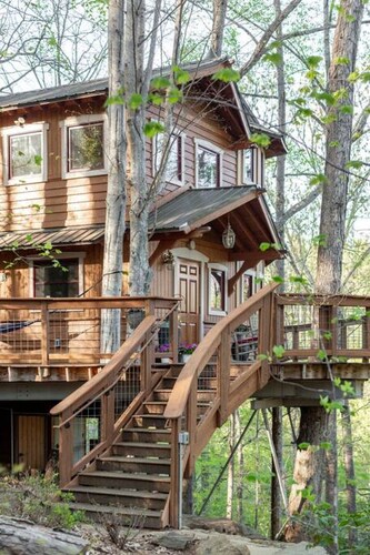 Asheville's luxury treehouse!