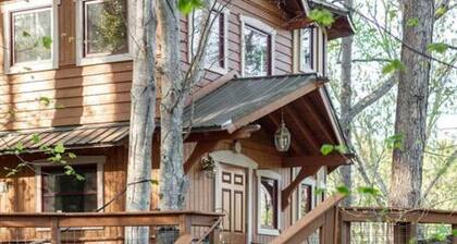 Asheville's luxury treehouse!