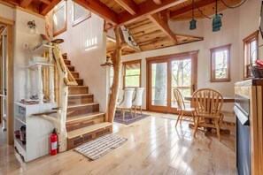 Interior - Asheville's luxury treehouse! (Asheville)