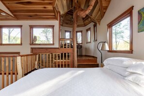 1 bedroom, desk, iron/ironing board, WiFi - Asheville's luxury treehouse! (Asheville)