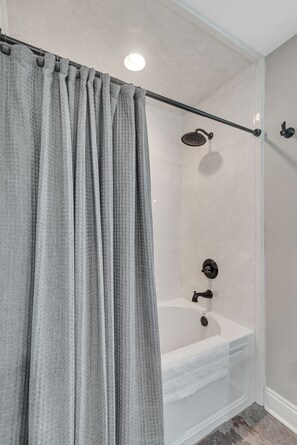 Bathtub, hair dryer, towels, soap - Stay in a cozy and luxurious retreat with a farm environment. (Fairhope)